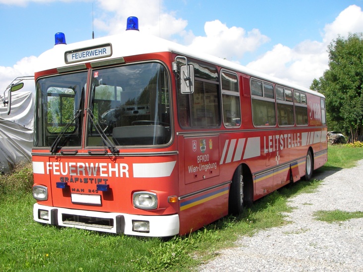 Gräf&Stift Feuerwehrbus Bild 1.jpg
