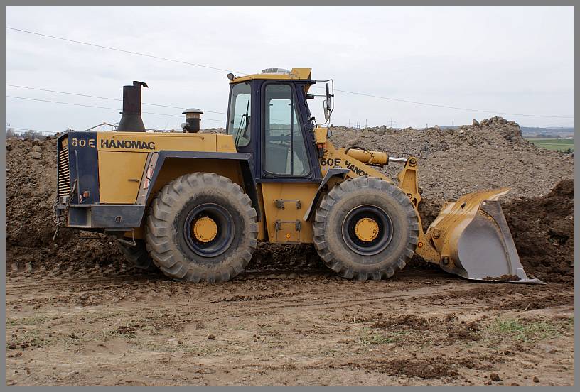 hanomag 80 e la culturista muscolosa esperta in spostamento colline Attachment