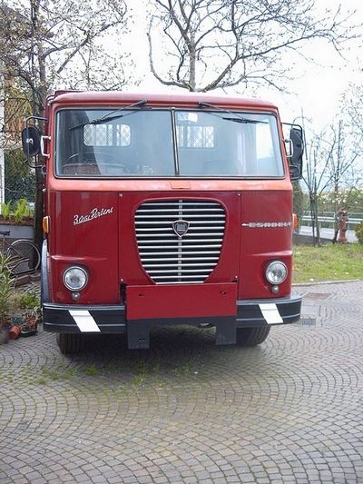 Lancia Esadelta B Perlini_Front.jpg