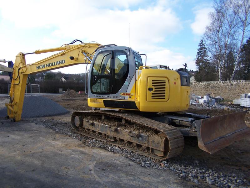 New Holland Kobelco E 235 SR-01.jpg