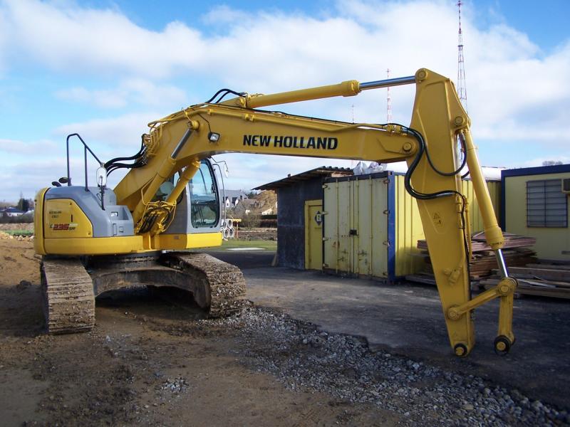 New Holland Kobelco E 235 SR-03.jpg