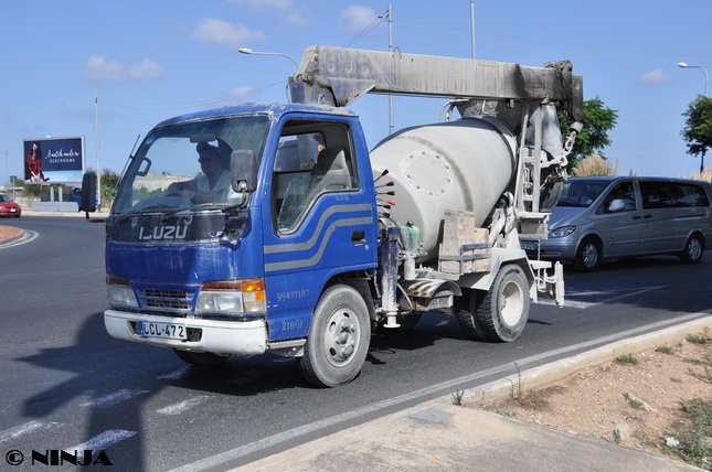 Isuzu_ELF_4x2_Mix_HR_01.jpg