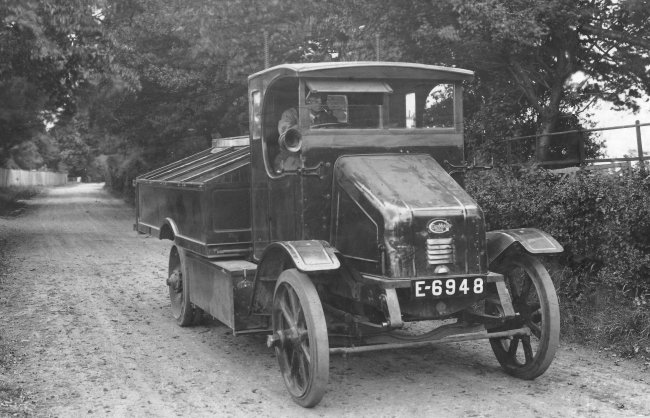 1922 - electric battery refuse truck.jpg
