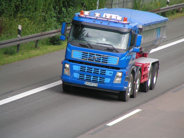 Volvo FM 12-2 Mulde 4 Achsen Blau 001.jpg