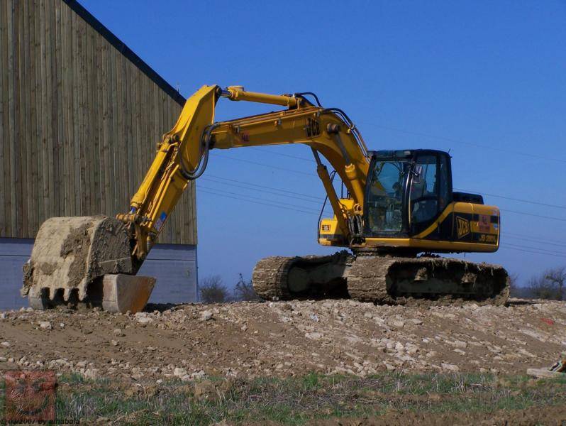 JCB JS 210L.jpg