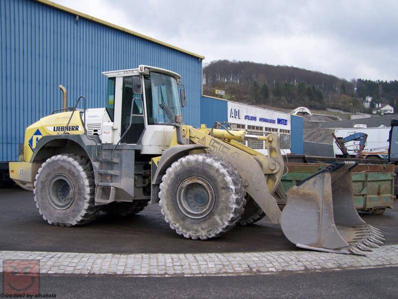 Liebherr L 554 2 plus 2.jpg