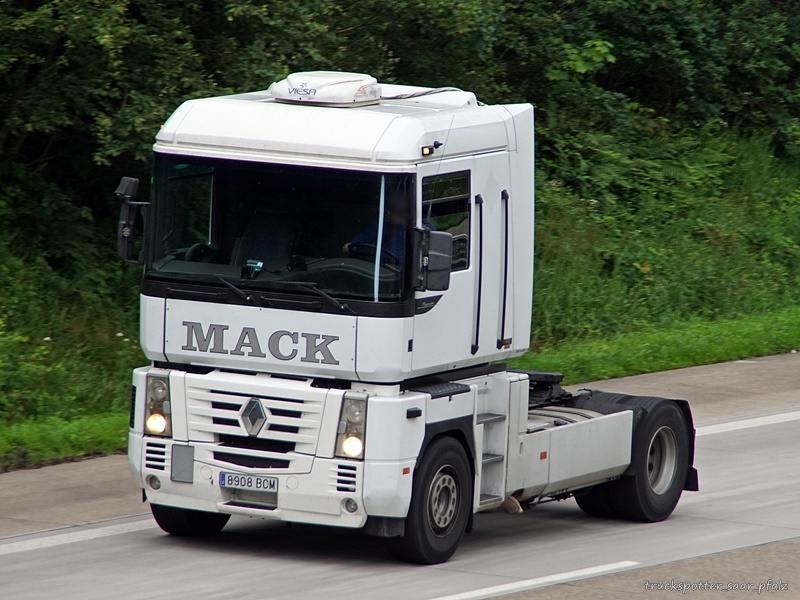Renault Magnum Mack DSC04823.jpg
