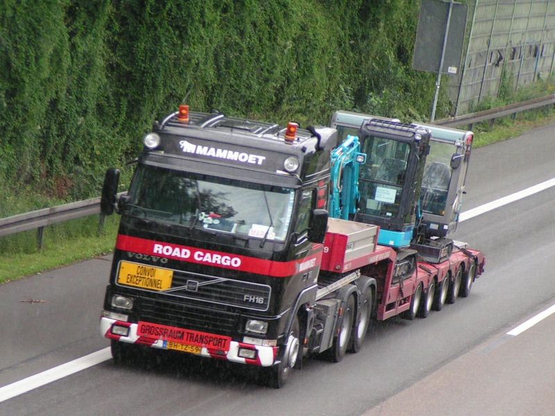 Volvo FH 16 Sattelzug Tieflader 3+5 Schwarz 001.jpg