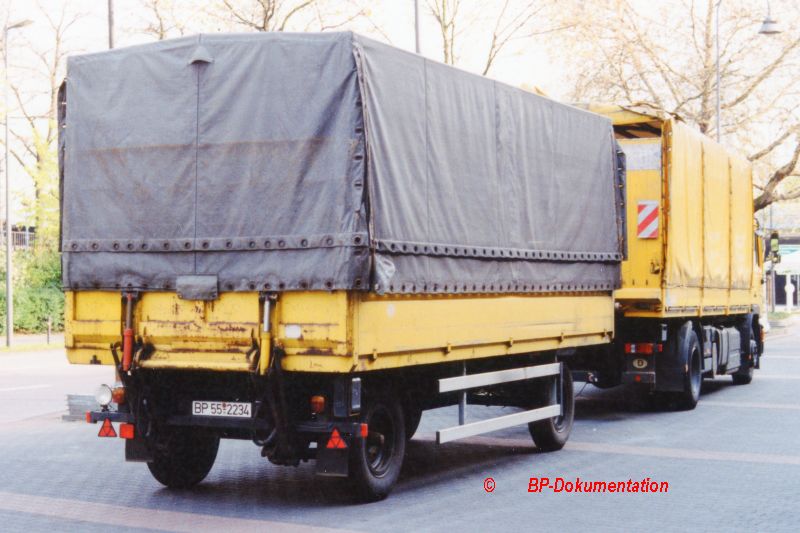 BP 55 - 2234bc__GRAU GmbH__Großer Pritschenanhänger f. Messedienst.jpg