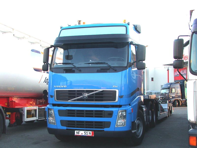 Volvo FH 12 Tiefladesattel hellblau DSC00084 (2).jpg