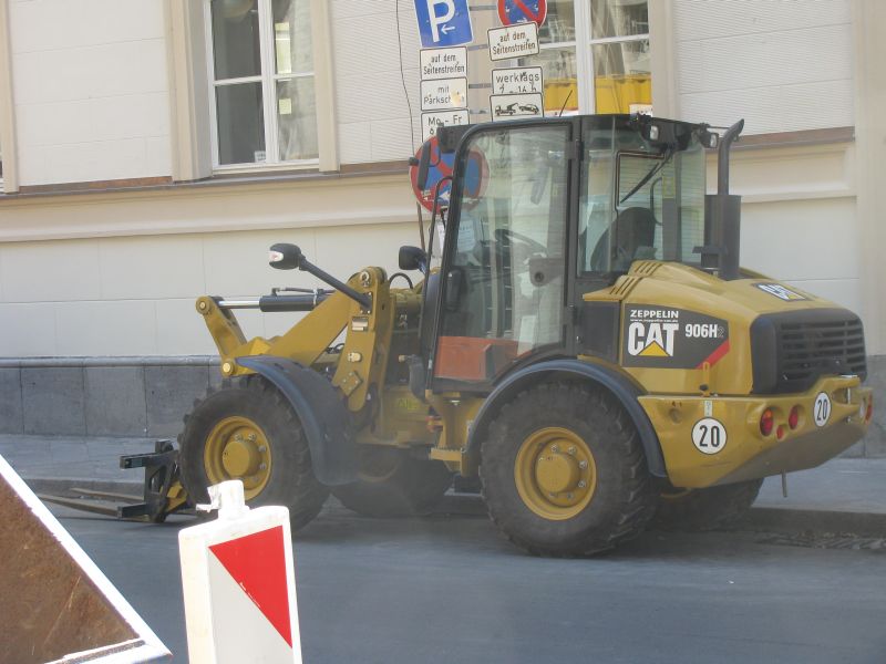 cat 906 h2.jpg