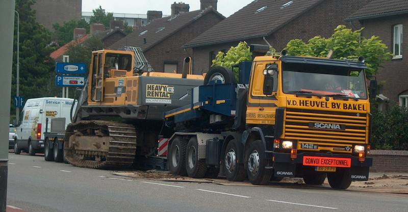 Scania R 142 EL 8x4 Z + Volvo EC 650 ETB.jpg