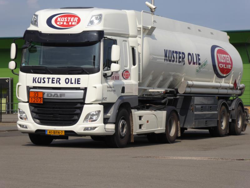 K800_DAF CF 410 E6 Kuster Olie 1.jpg