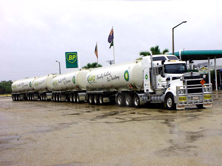 Kenworth_Roadtrain_BP_Stuarthighway.jpg