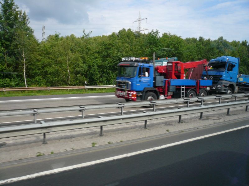 MAN_F90_Abschlepper_mit_Actros.jpg