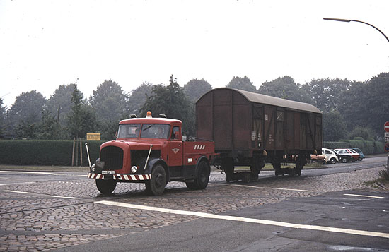 35. Kaelble K 631 ZR auf dem Weg zum Bahnhof Ruhrstr. den Holstenkamp überquerend.jpg