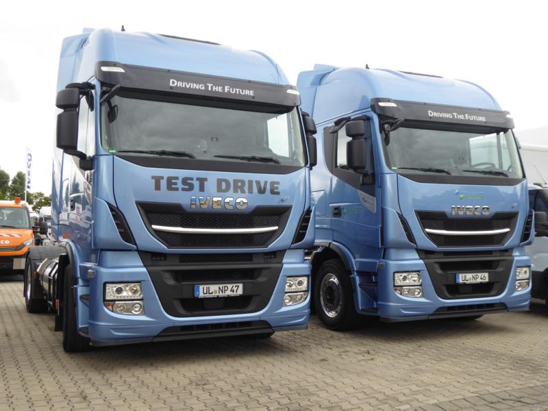 K800_Iveco Stralis Hi-Way NP 400 Blaumetalic 3.jpg