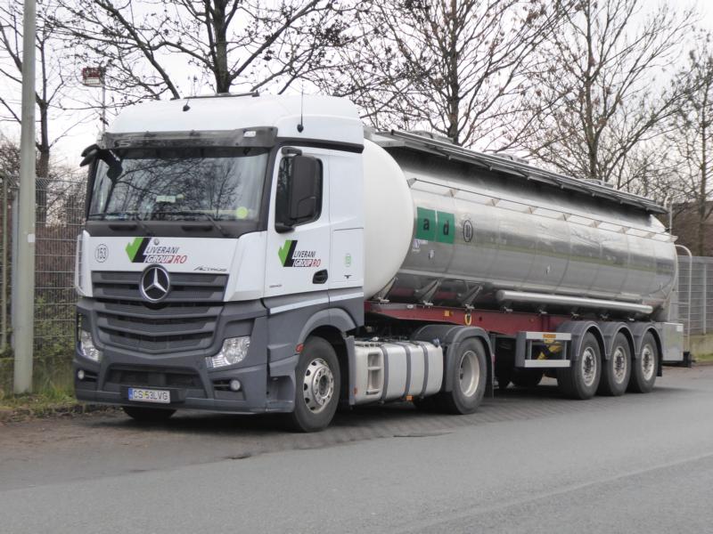K800_MB Actros 1845 MP4 Liverani Group 1.jpg