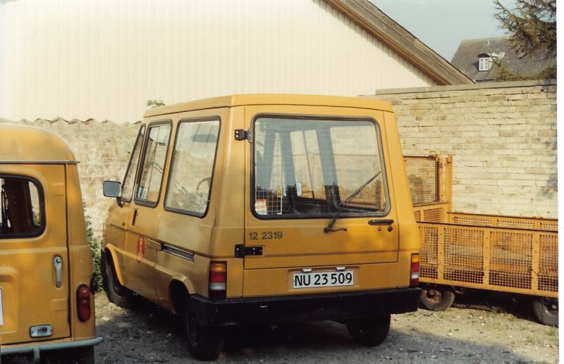 Post-Danbil mit R4-Kollega, 1990er.jpg