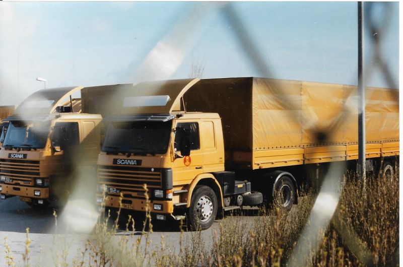 Post-Scania 92 mit Pritsche-Plane-Auflieger, 1990er.jpg