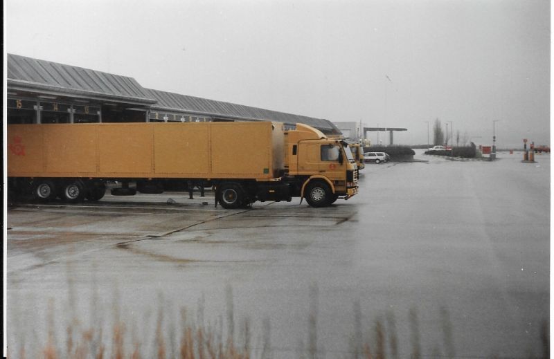 Post-Scania 93 mit Kofferauflieger, 1990er.jpg