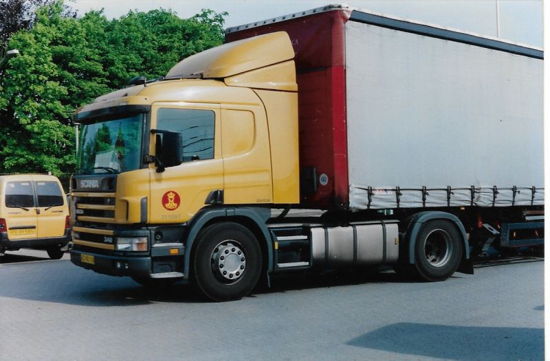 Post-Scania R 114-Zugmaschine von links, 1990er.jpg