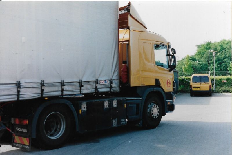 Post-Scania R 114-Zugmaschine von rechts, 1990er.jpg