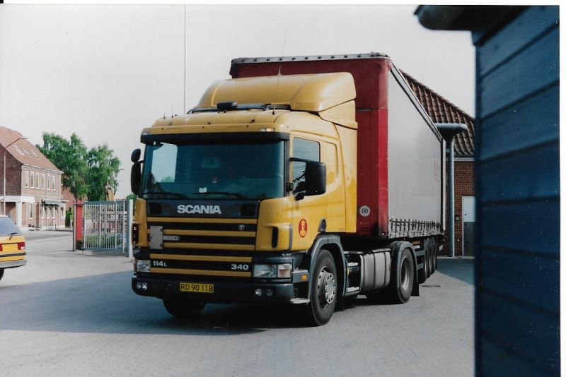 Post-Scania R 114-Zugmaschine von vorne, Padborg 1990er.jpg