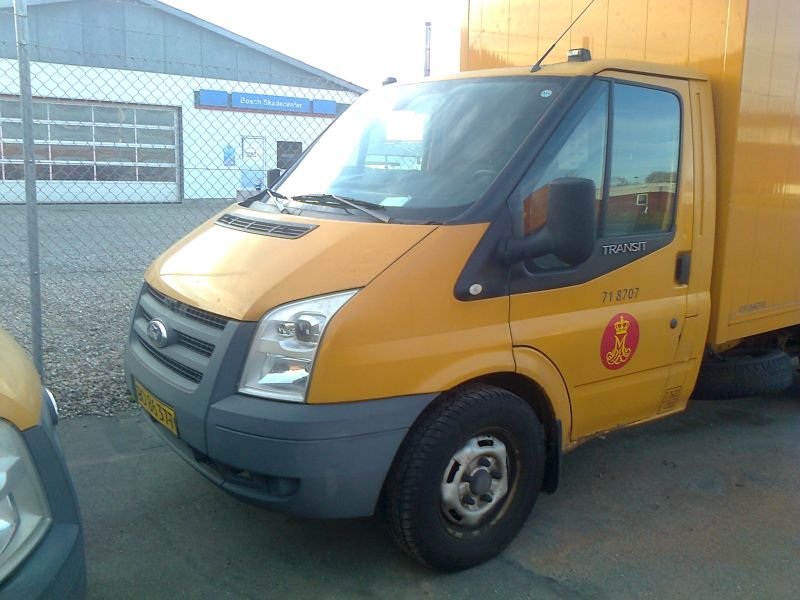 Post-Ford Transit mit Paketkiste drauf.jpg