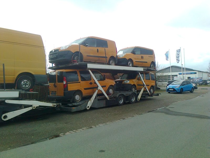 Post-Autos hochgestapelt und abreisebereit.jpg