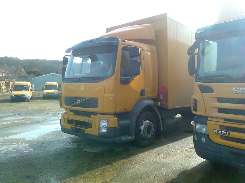 Post-Autos, Volvo FL und Scania R 270.jpg