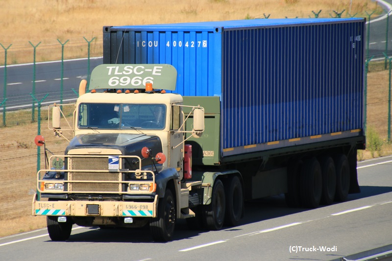 US Army M915 A2 Freightliner TLSC-E 6966-098 2019 06 16 FRAWEB.jpg