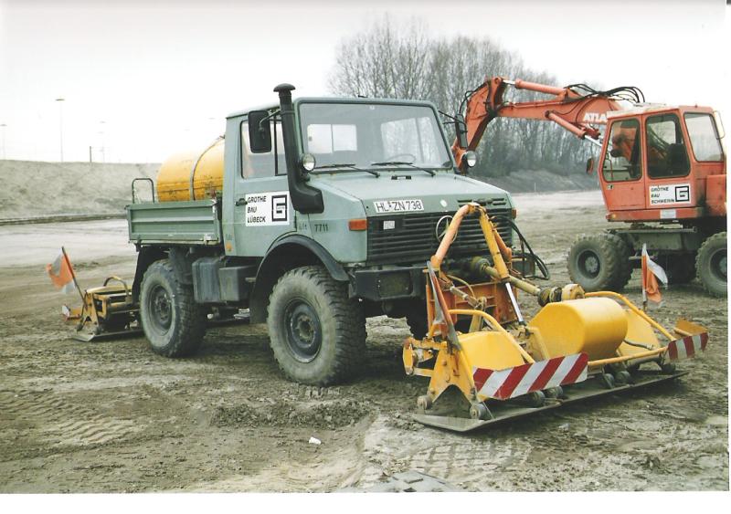 Unimog mit Plattenverdichter 1.jpg