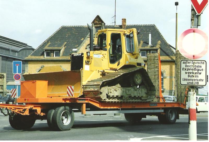 CAT D4 H Serie II auf Tieflader 1.jpg