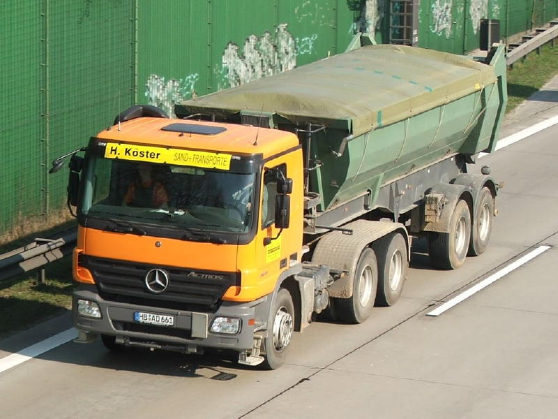 H. Köster Actros MP2 Kippsattel DSC00008 (2).jpg