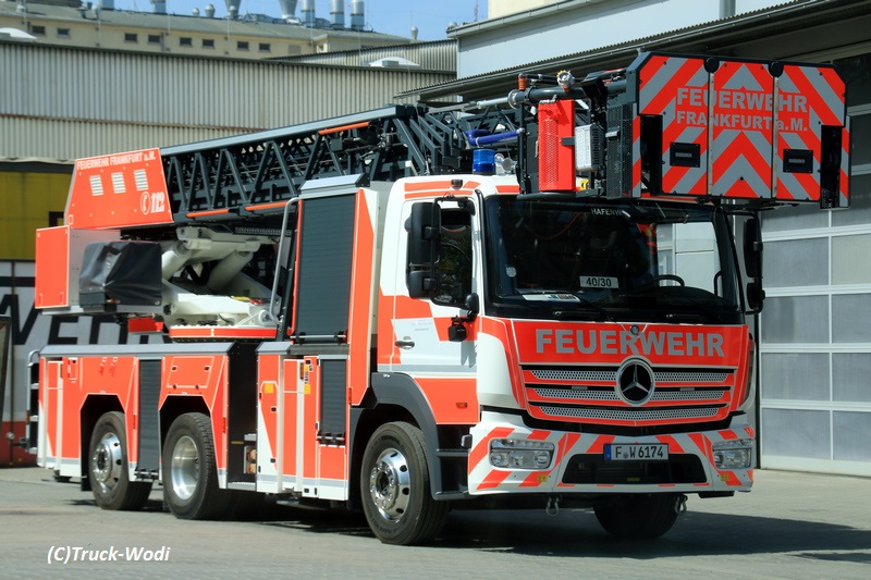 Berufsfeuerwehr Frankfurt Florian Frankfurt 40_30 MB Atego4 1830 L32A-XS 3.0 F-W 6174 2019 04 24 FRA Hafen-WacheWEB.jpg