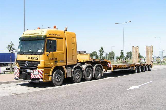 MB Actros 4160 8x4 01.jpg