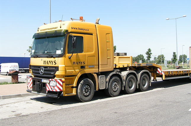 MB Actros 4160 8x4 02.jpg