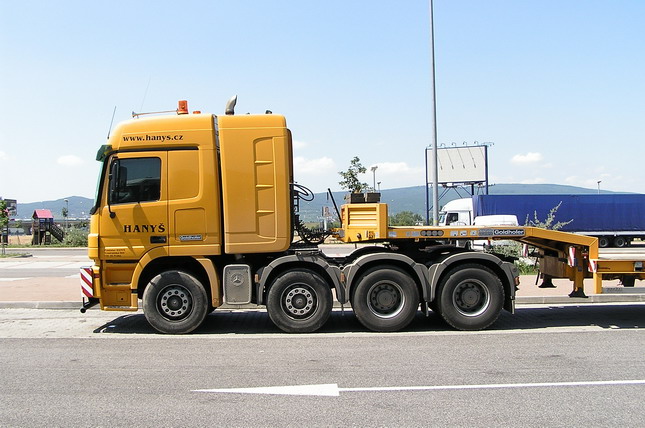 MB Actros 4160 8x4 03.jpg