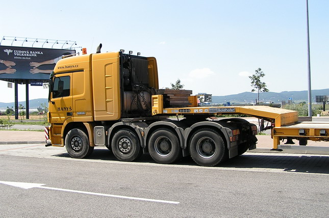 MB Actros 4160 8x4 04.jpg