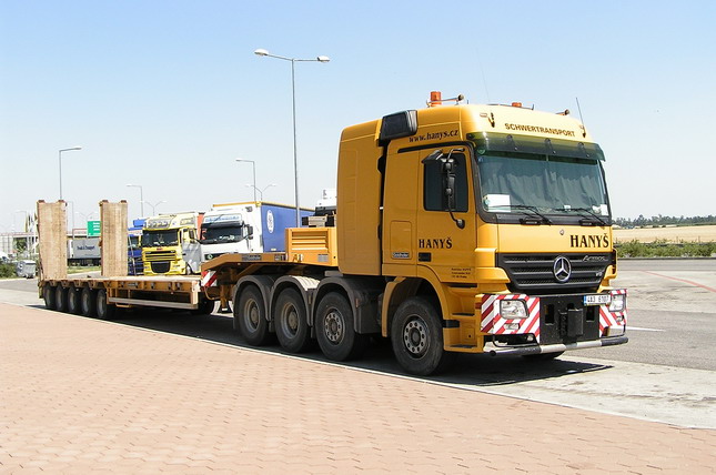 MB Actros 4160 8x4 05.jpg