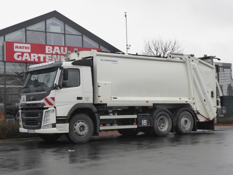 K800_Volvo FM 330 E6 Müllauto Weiss 1.jpg