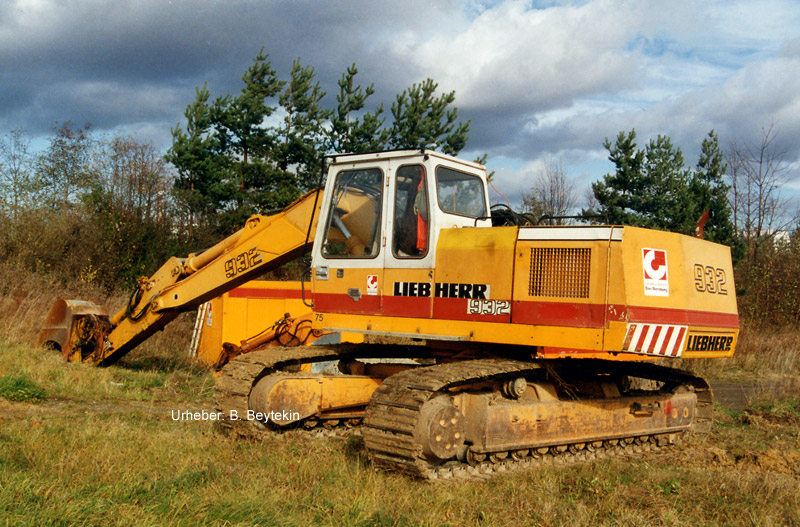 Liebherr_R932_1.jpg