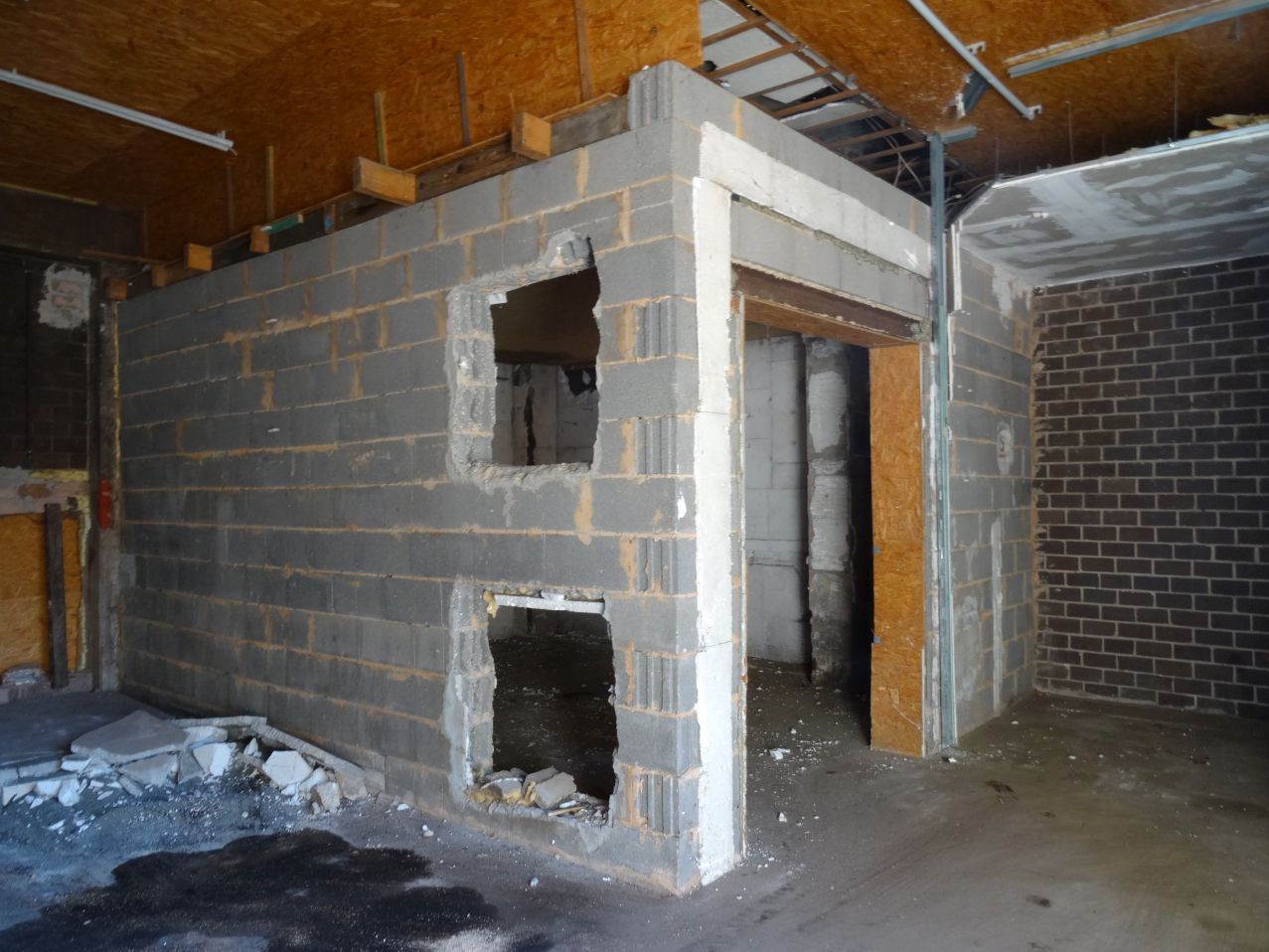 Neue Halle vor Abbruch.jpg Neue Halle vor Abbruch.jpg