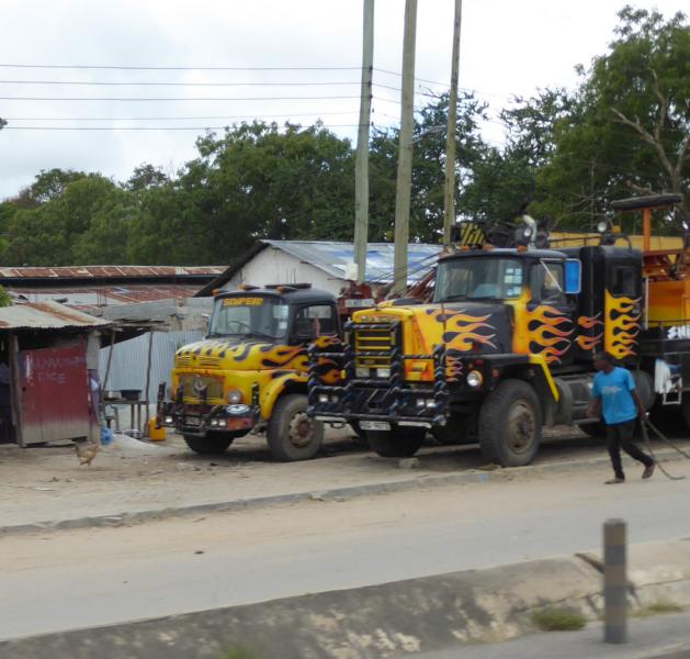 K800_MACK + MB Abschlepper Kenya 1.jpg