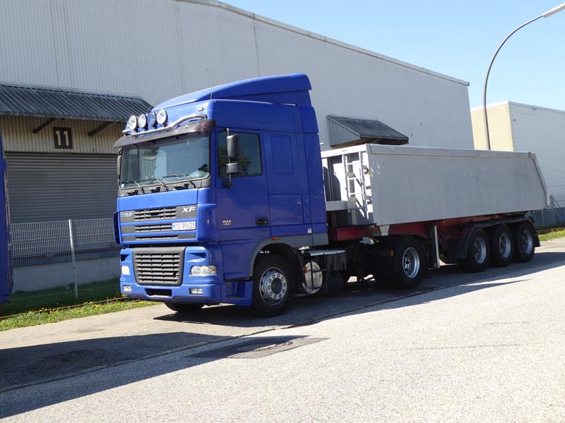 DAF XF 95.430 SZM Blau 4 (Copy).jpg