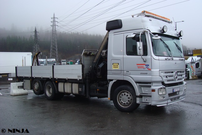 MB_Actros_2550_6x2_V_HR_01.jpg