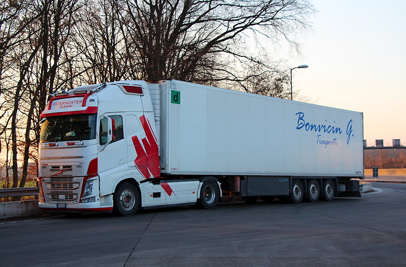 Paternoster Gianni Volvo FH15 GLobeXL KÜKOSZ Schrudde Volvo FH15 Globe Tieflader  A3 Weiskirchen 2018 TIm IMG_3295 b.jpg