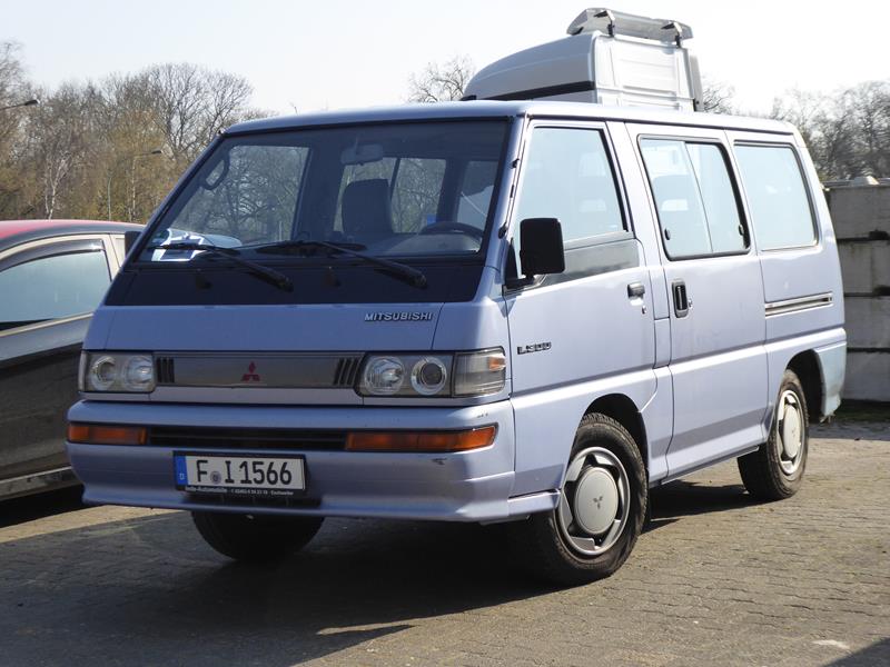 Misubishi L300 Blaumetalic 2 (Copy).jpg