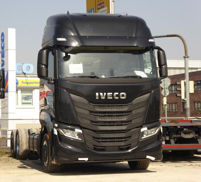 Iveco S-Way Fahrgstell Black 1 2.jpg